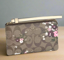 Load image into Gallery viewer, Coach Corner Zip Signature Small Wristlet Evergreen Floral Khaki 6860