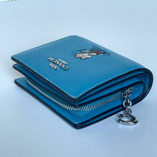 Load image into Gallery viewer, Coach x Peanuts 2025 Snap Wallet Linus CBN91 Snoopy 75th Anniversary Blue