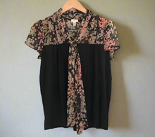 Load image into Gallery viewer, Anthropologie Floral Print Blouse Womens XS Black Short Sleeve Tie Neck Jersey