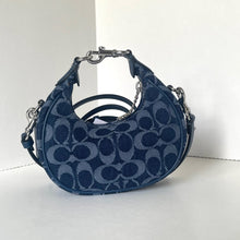 Load image into Gallery viewer, Blue handbag with a pattern on a white background