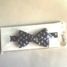 Load image into Gallery viewer, Tuesdays Bow Tie Mens Silk Jacquard Snowman Christmas Holiday Pre Tied Novelty